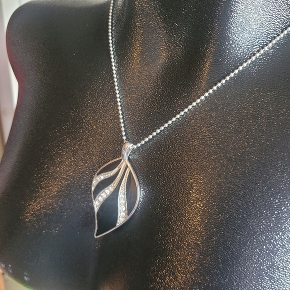 Elegant Silver Leaf Pendant Necklace - Picture 2 of 5